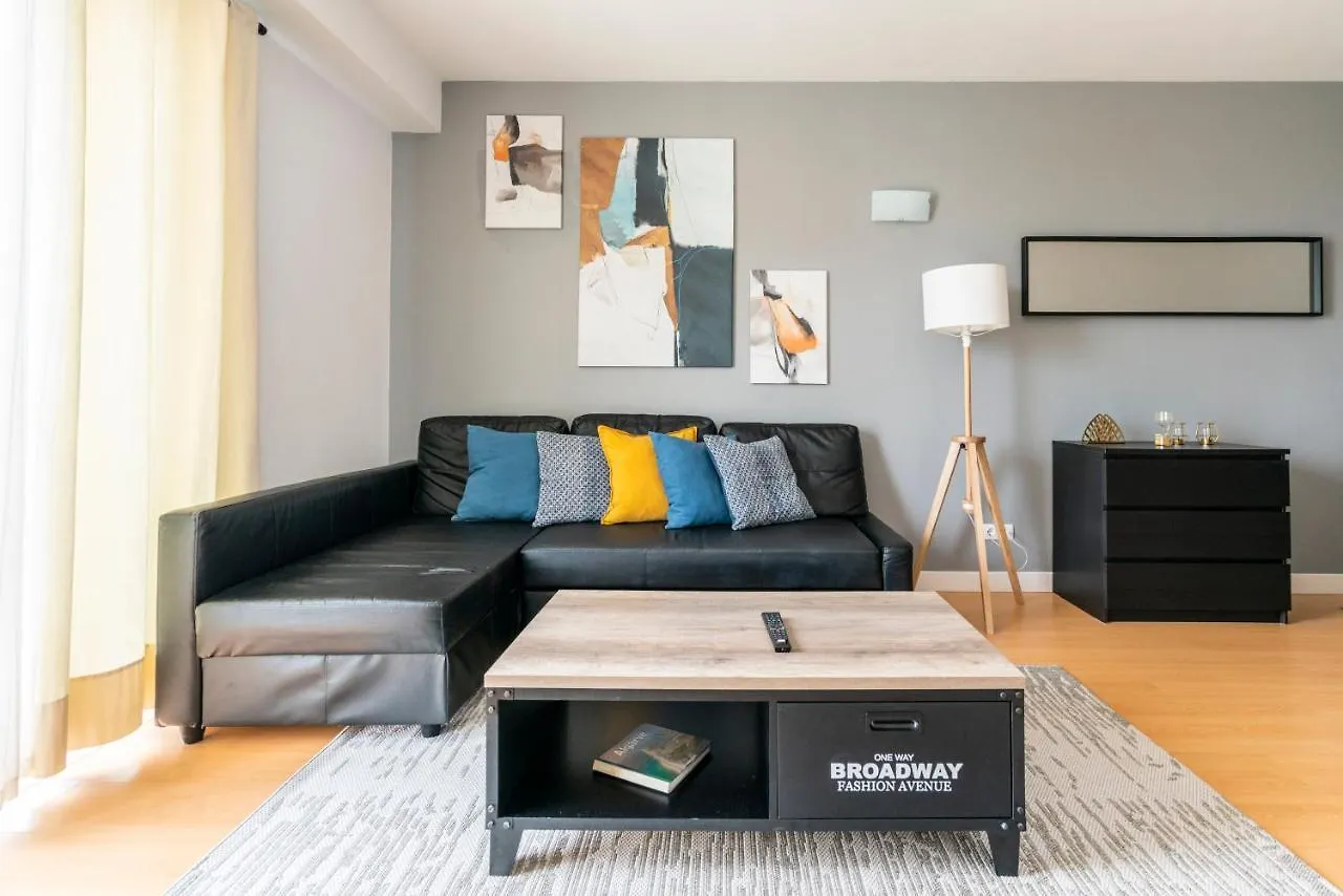 Bright & Spacious 2 Bed Flat 2 Bath W Garage In Lagos Marina Apartment